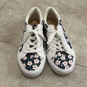 RESTRICTED Women’s floral sneakers, bright white, lace up, size 7